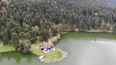 Golcuk Milli Parkı Bolu Türkiye 'nin hava manzarası. Ulusal Park 'taki ormanın içindeki Tahta Göl evi.