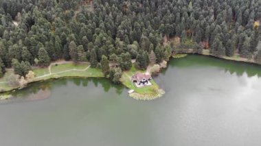 Golcuk Milli Parkı Bolu Türkiye 'nin hava manzarası. Ulusal Park 'taki ormanın içindeki Tahta Göl evi.