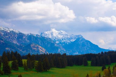 Hegratsried Gölü 'ndeki küçük bir gölde çiftlik kilisesi.