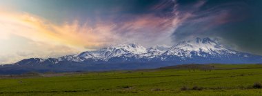 Hasan Dağı, Hasan dağının uzak manzarası.