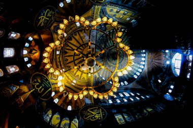 Antik Ayasofya Bazilikası 'nın içi. İstanbul 'un başlıca camii Aya Sofia, yaklaşık 500 yıl boyunca pek çok diğer Osmanlı camisine örnek oldu.