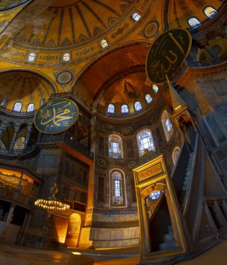 Antik Ayasofya Bazilikası 'nın içi. İstanbul 'un başlıca camii Aya Sofia, yaklaşık 500 yıl boyunca pek çok diğer Osmanlı camisine örnek oldu.