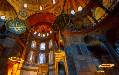 Antik Ayasofya Bazilikası 'nın içi. İstanbul 'un başlıca camii Aya Sofia, yaklaşık 500 yıl boyunca pek çok diğer Osmanlı camisine örnek oldu.