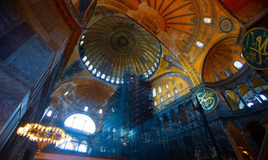 Antik Ayasofya Bazilikası 'nın içi. İstanbul 'un başlıca camii Aya Sofia, yaklaşık 500 yıl boyunca pek çok diğer Osmanlı camisine örnek oldu.