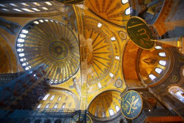 Antik Ayasofya Bazilikası 'nın içi. İstanbul 'un başlıca camii Aya Sofia, yaklaşık 500 yıl boyunca pek çok diğer Osmanlı camisine örnek oldu.