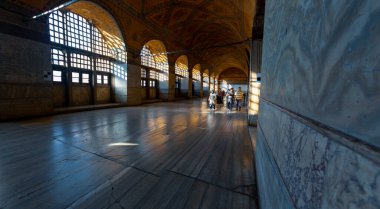 Antik Ayasofya Bazilikası 'nın içi. İstanbul 'un başlıca camii Aya Sofia, yaklaşık 500 yıl boyunca pek çok diğer Osmanlı camisine örnek oldu.