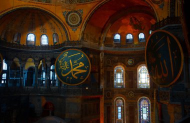 Antik Ayasofya Bazilikası 'nın içi. İstanbul 'un başlıca camii Aya Sofia, yaklaşık 500 yıl boyunca pek çok diğer Osmanlı camisine örnek oldu.