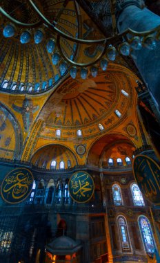 Antik Ayasofya Bazilikası 'nın içi. İstanbul 'un başlıca camii Aya Sofia, yaklaşık 500 yıl boyunca pek çok diğer Osmanlı camisine örnek oldu.