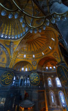 Antik Ayasofya Bazilikası 'nın içi. İstanbul 'un başlıca camii Aya Sofia, yaklaşık 500 yıl boyunca pek çok diğer Osmanlı camisine örnek oldu.