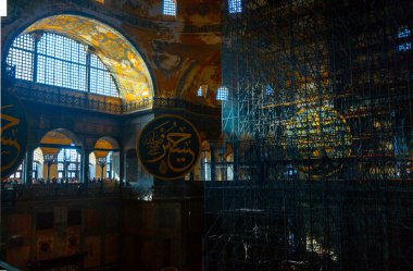 Antik Ayasofya Bazilikası 'nın içi. İstanbul 'un başlıca camii Aya Sofia, yaklaşık 500 yıl boyunca pek çok diğer Osmanlı camisine örnek oldu.