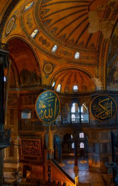 Antik Ayasofya Bazilikası 'nın içi. İstanbul 'un başlıca camii Aya Sofia, yaklaşık 500 yıl boyunca pek çok diğer Osmanlı camisine örnek oldu.