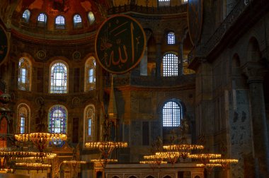 Antik Ayasofya Bazilikası 'nın içi. İstanbul 'un başlıca camii Aya Sofia, yaklaşık 500 yıl boyunca pek çok diğer Osmanlı camisine örnek oldu.
