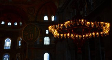 Antik Ayasofya Bazilikası 'nın içi. İstanbul 'un başlıca camii Aya Sofia, yaklaşık 500 yıl boyunca pek çok diğer Osmanlı camisine örnek oldu.