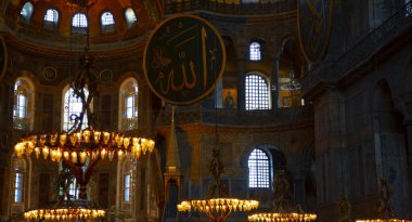 Antik Ayasofya Bazilikası 'nın içi. İstanbul 'un başlıca camii Aya Sofia, yaklaşık 500 yıl boyunca pek çok diğer Osmanlı camisine örnek oldu.