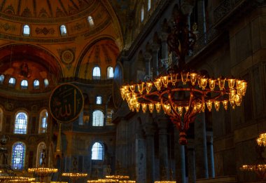 Antik Ayasofya Bazilikası 'nın içi. İstanbul 'un başlıca camii Aya Sofia, yaklaşık 500 yıl boyunca pek çok diğer Osmanlı camisine örnek oldu.