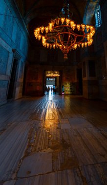 Antik Ayasofya Bazilikası 'nın içi. İstanbul 'un başlıca camii Aya Sofia, yaklaşık 500 yıl boyunca pek çok diğer Osmanlı camisine örnek oldu.