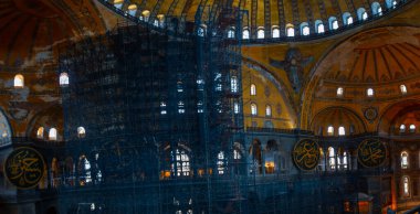 Antik Ayasofya Bazilikası 'nın içi. İstanbul 'un başlıca camii Aya Sofia, yaklaşık 500 yıl boyunca pek çok diğer Osmanlı camisine örnek oldu.