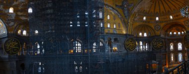 Antik Ayasofya Bazilikası 'nın içi. İstanbul 'un başlıca camii Aya Sofia, yaklaşık 500 yıl boyunca pek çok diğer Osmanlı camisine örnek oldu.