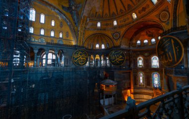 Antik Ayasofya Bazilikası 'nın içi. İstanbul 'un başlıca camii Aya Sofia, yaklaşık 500 yıl boyunca pek çok diğer Osmanlı camisine örnek oldu.