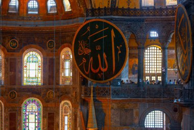Antik Ayasofya Bazilikası 'nın içi. İstanbul 'un başlıca camii Aya Sofia, yaklaşık 500 yıl boyunca pek çok diğer Osmanlı camisine örnek oldu.