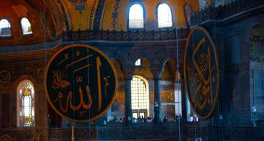 Antik Ayasofya Bazilikası 'nın içi. İstanbul 'un başlıca camii Aya Sofia, yaklaşık 500 yıl boyunca pek çok diğer Osmanlı camisine örnek oldu.