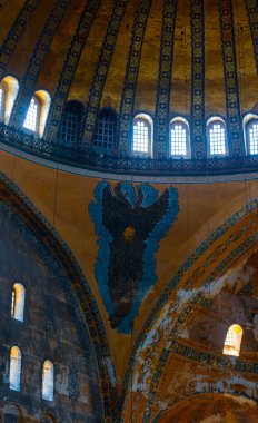 Antik Ayasofya Bazilikası 'nın içi. İstanbul 'un başlıca camii Aya Sofia, yaklaşık 500 yıl boyunca pek çok diğer Osmanlı camisine örnek oldu.