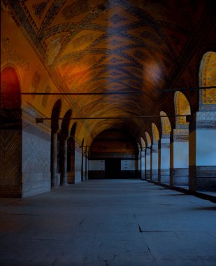 Antik Ayasofya Bazilikası 'nın içi. İstanbul 'un başlıca camii Aya Sofia, yaklaşık 500 yıl boyunca pek çok diğer Osmanlı camisine örnek oldu.