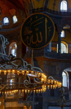 Antik Ayasofya Bazilikası 'nın içi. İstanbul 'un başlıca camii Aya Sofia, yaklaşık 500 yıl boyunca pek çok diğer Osmanlı camisine örnek oldu.