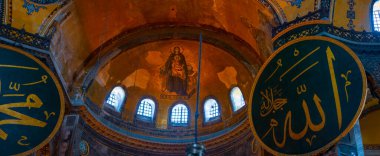 Antik Ayasofya Bazilikası 'nın içi. İstanbul 'un başlıca camii Aya Sofia, yaklaşık 500 yıl boyunca pek çok diğer Osmanlı camisine örnek oldu.