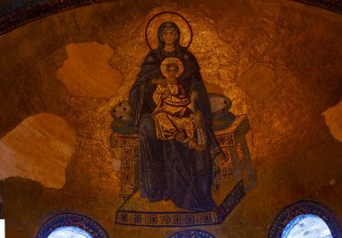 Antik Ayasofya Bazilikası 'nın içi. İstanbul 'un başlıca camii Aya Sofia, yaklaşık 500 yıl boyunca pek çok diğer Osmanlı camisine örnek oldu.