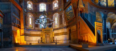 Antik Ayasofya Bazilikası 'nın içi. İstanbul 'un başlıca camii Aya Sofia, yaklaşık 500 yıl boyunca pek çok diğer Osmanlı camisine örnek oldu.