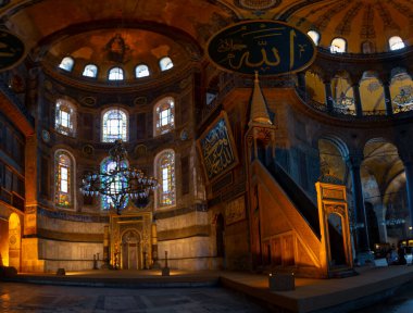 Antik Ayasofya Bazilikası 'nın içi. İstanbul 'un başlıca camii Aya Sofia, yaklaşık 500 yıl boyunca pek çok diğer Osmanlı camisine örnek oldu.
