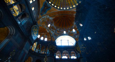 Antik Ayasofya Bazilikası 'nın içi. İstanbul 'un başlıca camii Aya Sofia, yaklaşık 500 yıl boyunca pek çok diğer Osmanlı camisine örnek oldu.