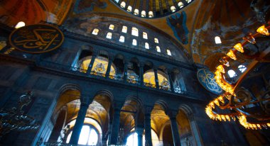 Antik Ayasofya Bazilikası 'nın içi. İstanbul 'un başlıca camii Aya Sofia, yaklaşık 500 yıl boyunca pek çok diğer Osmanlı camisine örnek oldu.