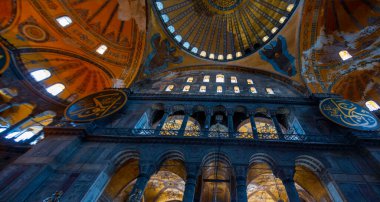 Antik Ayasofya Bazilikası 'nın içi. İstanbul 'un başlıca camii Aya Sofia, yaklaşık 500 yıl boyunca pek çok diğer Osmanlı camisine örnek oldu.