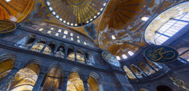 Antik Ayasofya Bazilikası 'nın içi. İstanbul 'un başlıca camii Aya Sofia, yaklaşık 500 yıl boyunca pek çok diğer Osmanlı camisine örnek oldu.
