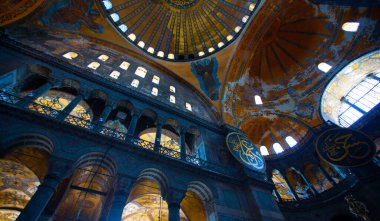 Antik Ayasofya Bazilikası 'nın içi. İstanbul 'un başlıca camii Aya Sofia, yaklaşık 500 yıl boyunca pek çok diğer Osmanlı camisine örnek oldu.