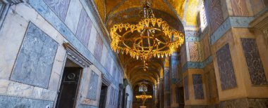 Antik Ayasofya Bazilikası 'nın içi. İstanbul 'un başlıca camii Aya Sofia, yaklaşık 500 yıl boyunca pek çok diğer Osmanlı camisine örnek oldu.