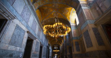 Antik Ayasofya Bazilikası 'nın içi. İstanbul 'un başlıca camii Aya Sofia, yaklaşık 500 yıl boyunca pek çok diğer Osmanlı camisine örnek oldu.