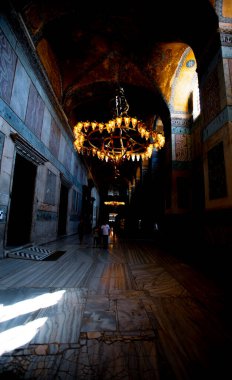 Antik Ayasofya Bazilikası 'nın içi. İstanbul 'un başlıca camii Aya Sofia, yaklaşık 500 yıl boyunca pek çok diğer Osmanlı camisine örnek oldu.