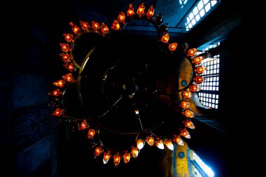 Antik Ayasofya Bazilikası 'nın içi. İstanbul 'un başlıca camii Aya Sofia, yaklaşık 500 yıl boyunca pek çok diğer Osmanlı camisine örnek oldu.