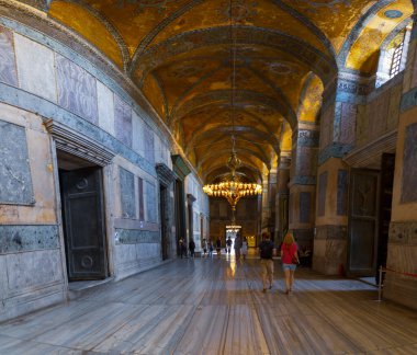 Antik Ayasofya Bazilikası 'nın içi. İstanbul 'un başlıca camii Aya Sofia, yaklaşık 500 yıl boyunca pek çok diğer Osmanlı camisine örnek oldu.