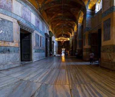 Antik Ayasofya Bazilikası 'nın içi. İstanbul 'un başlıca camii Aya Sofia, yaklaşık 500 yıl boyunca pek çok diğer Osmanlı camisine örnek oldu.
