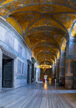 Antik Ayasofya Bazilikası 'nın içi. İstanbul 'un başlıca camii Aya Sofia, yaklaşık 500 yıl boyunca pek çok diğer Osmanlı camisine örnek oldu.