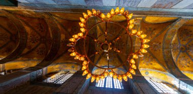 Antik Ayasofya Bazilikası 'nın içi. İstanbul 'un başlıca camii Aya Sofia, yaklaşık 500 yıl boyunca pek çok diğer Osmanlı camisine örnek oldu.