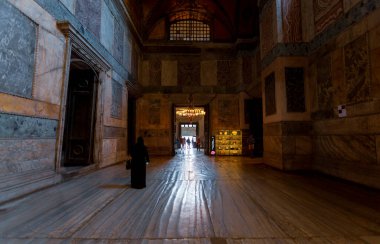 Antik Ayasofya Bazilikası 'nın içi. İstanbul 'un başlıca camii Aya Sofia, yaklaşık 500 yıl boyunca pek çok diğer Osmanlı camisine örnek oldu.
