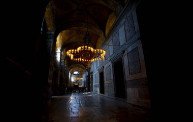 Antik Ayasofya Bazilikası 'nın içi. İstanbul 'un başlıca camii Aya Sofia, yaklaşık 500 yıl boyunca pek çok diğer Osmanlı camisine örnek oldu.