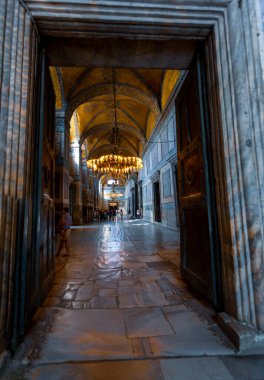 Antik Ayasofya Bazilikası 'nın içi. İstanbul 'un başlıca camii Aya Sofia, yaklaşık 500 yıl boyunca pek çok diğer Osmanlı camisine örnek oldu.