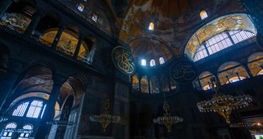 Antik Ayasofya Bazilikası 'nın içi. İstanbul 'un başlıca camii Aya Sofia, yaklaşık 500 yıl boyunca pek çok diğer Osmanlı camisine örnek oldu.