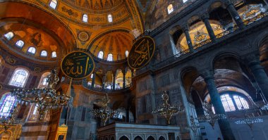 Antik Ayasofya Bazilikası 'nın içi. İstanbul 'un başlıca camii Aya Sofia, yaklaşık 500 yıl boyunca pek çok diğer Osmanlı camisine örnek oldu.